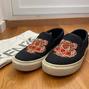 Kenzo skor - Äkta kenzo skor i storlek 37, säljer pga dom är för stora. Skorna är i fint skick och inte särskilt slitna. Med följes dustbag. Kan mötas upp i Göteborg och även fraktas. 700kr 