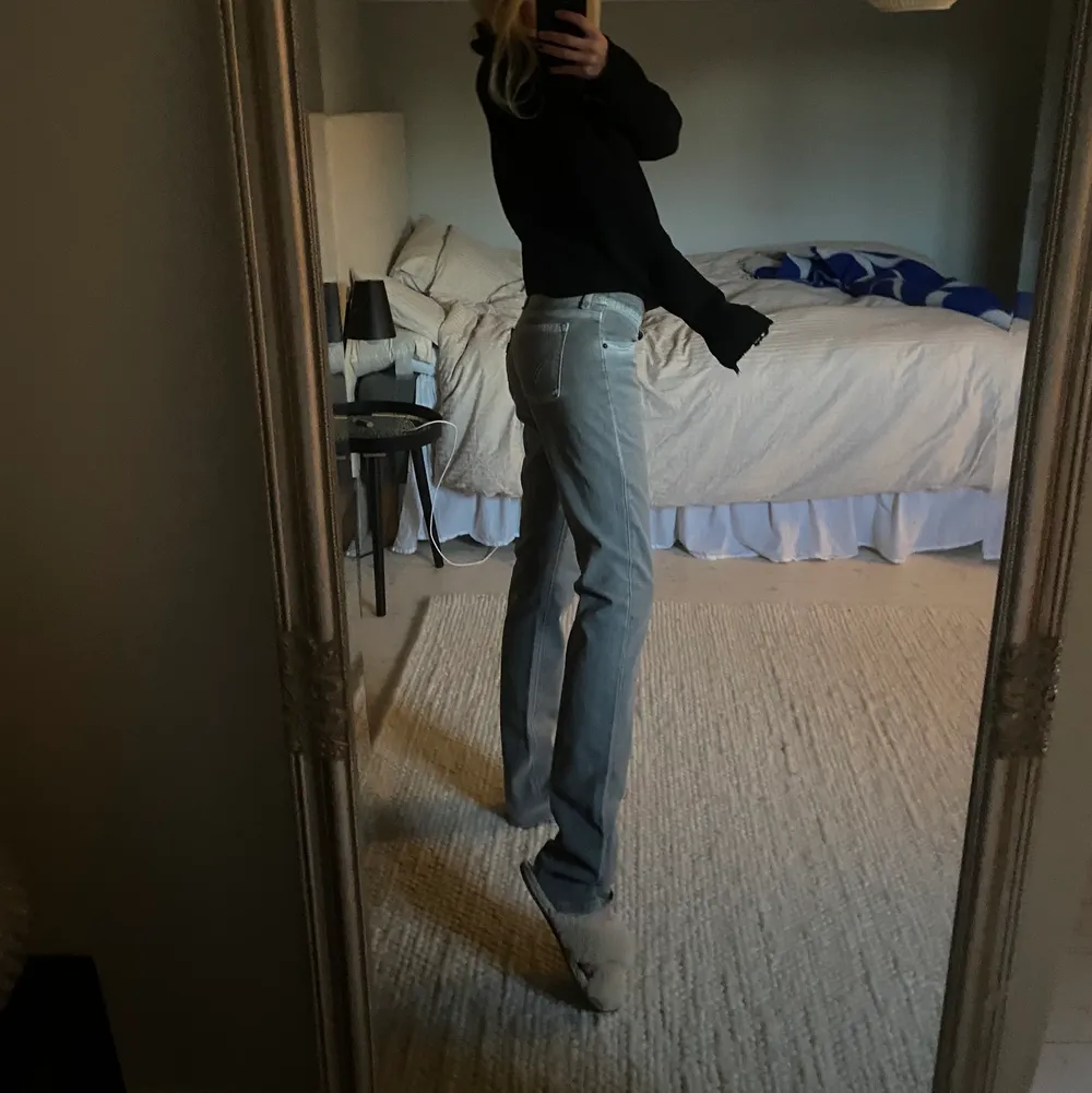 Supersnygga gråa lågmidjade Levis jeans, de är raka i modellen! Köpt de vintage. Midjemått 75cm, innerben 80cm o ytterben 105cm!! Köp direk: 400kr exkl fraktkostnaden. Jeans & Byxor.