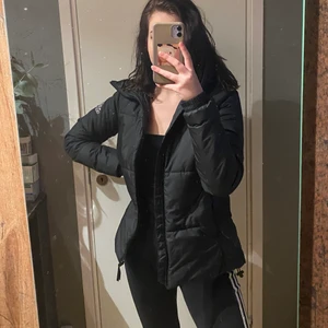 Adidas jacka - Jag säljer nu min supersnygga, varma jacka från Adidas! Den är inköpt för lite mindre än ett år sedan för 999:-. Den är figursydd vilken ger en riktigt snygg passform. Den är i riktigt bra skick och endast använd några gånger. Den är i Storlek S och passar perfekt på mig som är en XS / S. Hör av er om ni har frågor😍