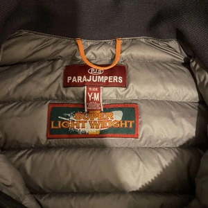 Parajumper jacka barn svart! - En svart parajumper jacka, har själv xs/s i jackor och den sitter perfekt på mig! Fler frågor? skriv till mig🥰 Köpare står för frakten!