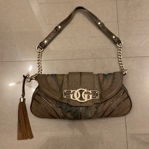 Guess väska - ❗️INTRESSEKOLL❗️Funderar på att sälja min Guess väska från 90/00- talet. Köpt här på plick men är i behov av pengar så därför måste jag tyvärr sälja den. (har några slitningar på väskan där lite av tyget lossnat) men annars är den i bra skick. Köpte den för 400 så start bud är 150kr. Buda i kommentarerna och skriv till mig privat för frågor🦋 