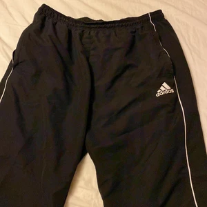 Adidas - Säljer dessa adidas träningsbyxor.