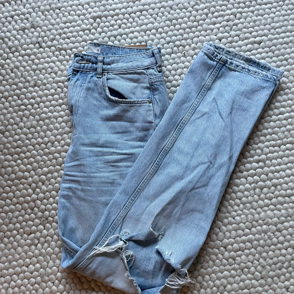90s tall jeans från Ginatricot i stl 38. Endast använd 1. Ordinarie pris 499kr men säljer för 200kr. Köparen står för frakten. . Jeans & Byxor.