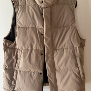 Väst från zara  - En beige väst från zara, använd en gång i våras. Köpt på herr avdelningen, bra skick och varken tunn eller tjock. 🌟