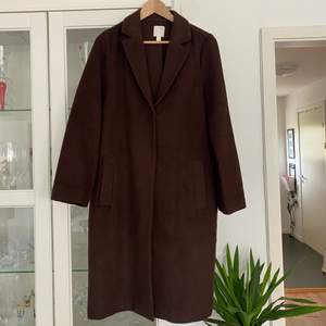 Snygg kappa i brun från H&M. Inga defekter och knappt använd 🤎🐻 Perfekt till höst/vinter 🍂 ex. frakt