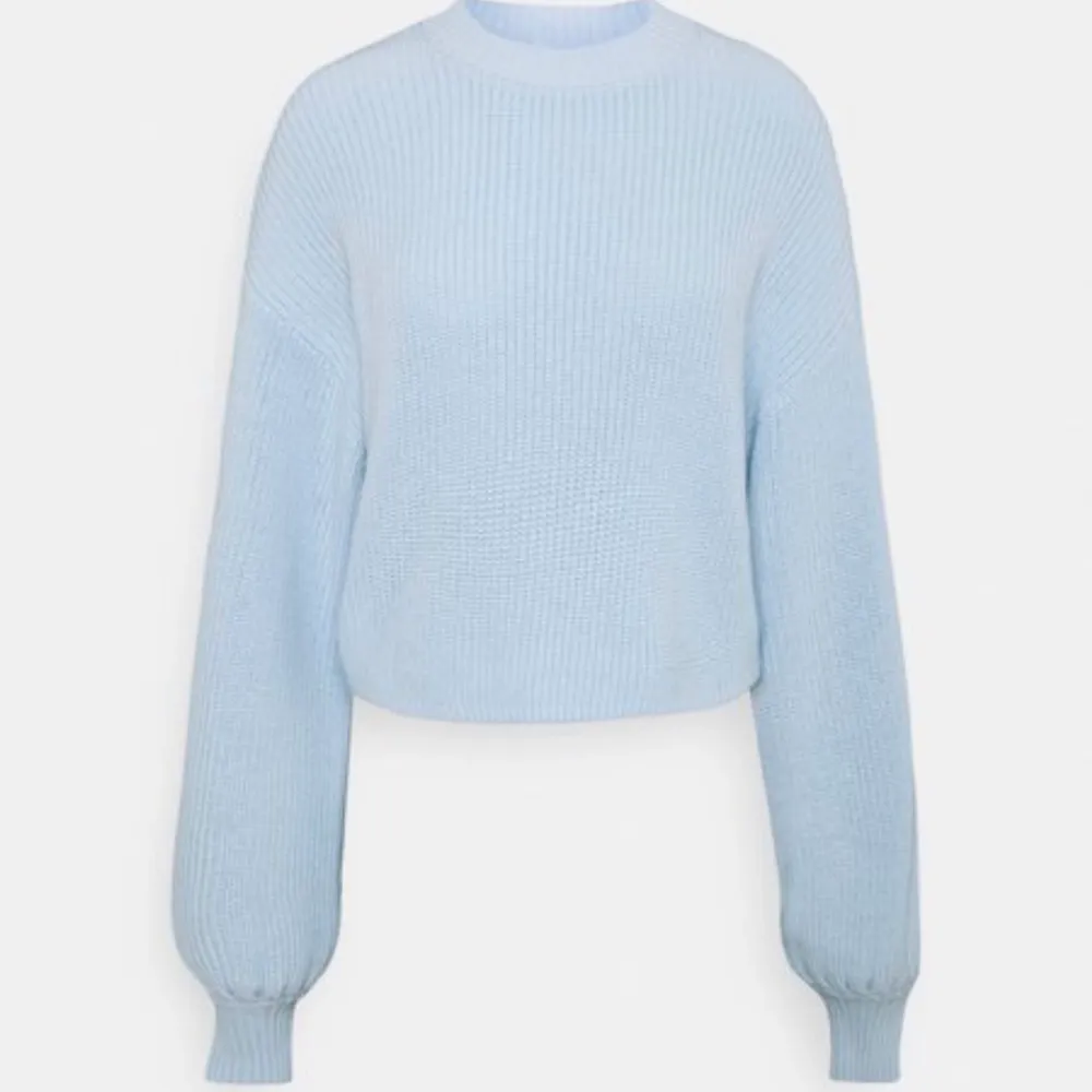 Superfin ljusblå tröja från Monki i storlek M.💕Helt oanvänd då jag köpte i två olika storlekar. Skulle mer säga att den sitter som en S💗. Stickat.