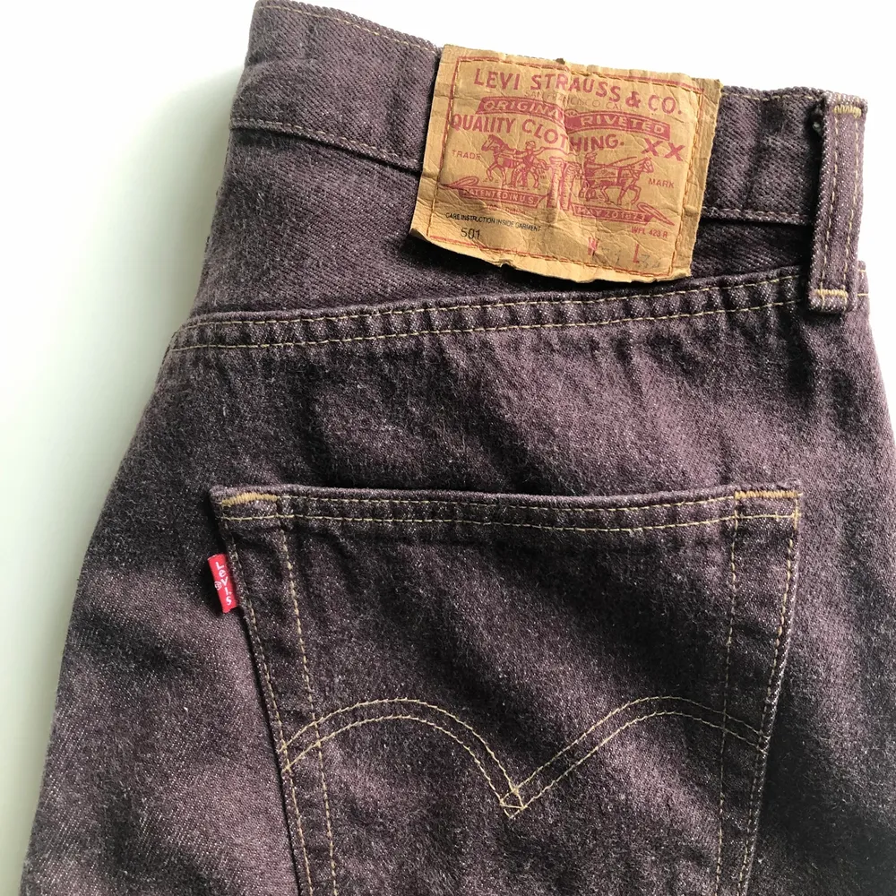 Lila raka Levi's jeans från 70-talet. Från början märkta som herrjeans, men vem räknar!!! Långa, tighta, raka/smått utsvängda nertill, balla. Passar stl. 36. Jeans & Byxor.