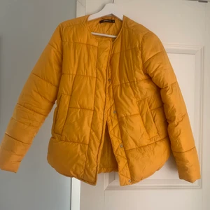 Gul jacka - Gul jacka/pufferjacket från GinaTricot i storlek 34. Väldigt fint skick. Håller värmen bra så funkar höst/vinter/vår. Kan mötas eller skickas med Postnord skicka lätt. 