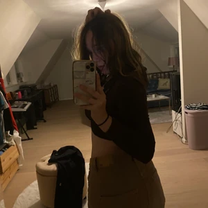 Bruna jeans - Säljer denna snygga bruna jeans, för att dem har aldrig kommit till användning❤️storlek M/S dem passar bäst för dem som är S möts helst i Höganäs eller Helsingborg men kan också skicka