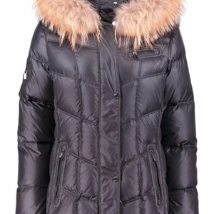 Saki jacka - Hej, Säljer min Saki jacka för 800kr. Säljer den billigt eftersom jag vill att nån ska ha användning för den har inte använt den på år men den ser fortfarande lika bra ut. Det är äkta päls av Räv men man kan ta bort pälsen ochså jag köpte jackan i Barkarby för ett par år sen :) pris kan sänkas.