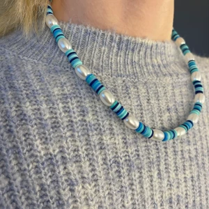 Halsband  - Blått jättesnyggt halsband för 30kr