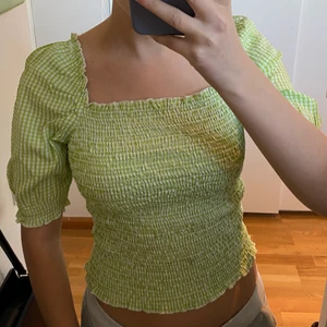 Rutig blus limegrön - Rutig blus i limegrön/vit. Endast använd en gång så i mycket fint skick! Köparen står för frakt (66kr spårbar). 
