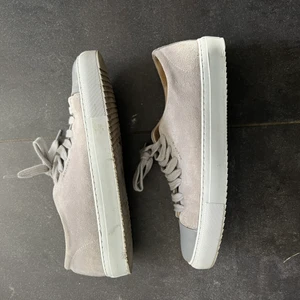 ARIGATO - Gråa arigato skor som är jättefint skick! Jag växter tyvärr ur dom för snabbt så mycket använda är dom inte. Hör av er för fler frågor. Tvättar av dom innan säljning!