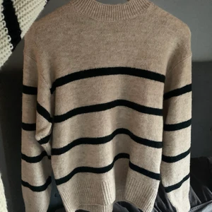 Stickad randig tröja  - Super mysig tröja som är helt ny, säljer pga att jag inte kunde lämna tillbaka den och att jag hade velat ha den lite större💕