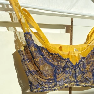 Bygel topp - Ännu en lounge liknande topp med inbyggd bygel! Toppen är i jättebra skick då den knappt är använd💛💙 Frakt tillkommer i priset!