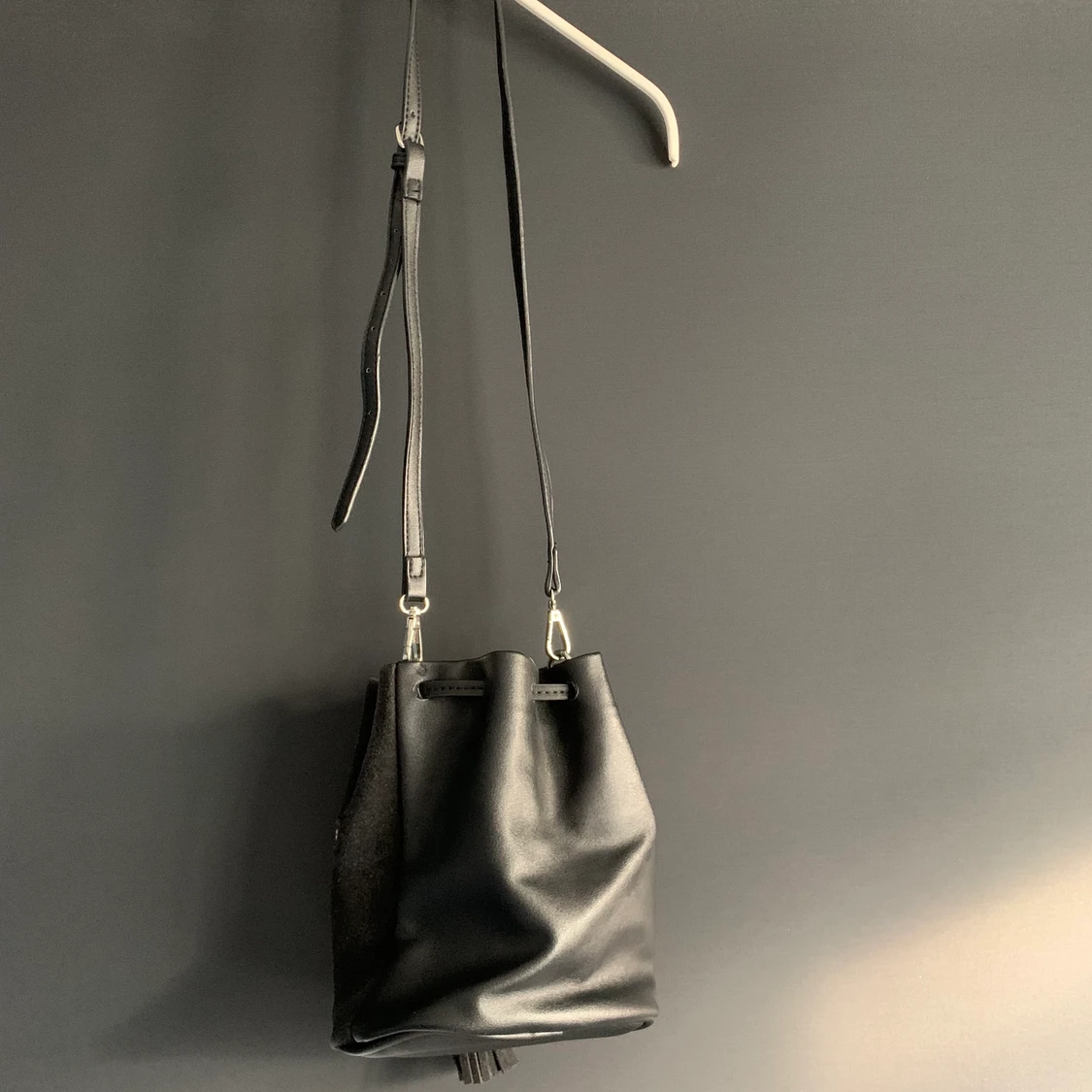 Bucketbag i läderimitation - 90