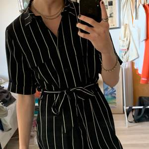 Härlig jumpsuit från Monki! Storlek L och något kort för mig som är 185. Höfterna ser breda ut för det är ett damplagg. Använd en gång.