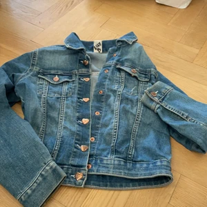 H&M  - Ett jeans jacka med ❤️ kanappar 