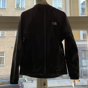 North Face XS Windbreaker Men - Hej! Säljer min WindBreaker från northface pga använder inte den längre. storlek xs men nypris 1500. Kan byta mot S-M Plagg