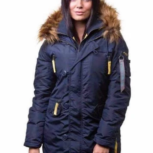 Alpha industries jacka S - Säljer min alpha industries jacka, använd några gånger en vinter så i mycket bra skick💖 Storlek S men passar nog även M, möts i Stockholm ⭐️