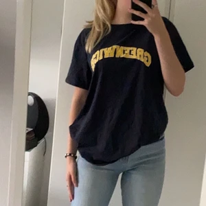 T-shirt med tryck  - Säljer denna super coola marin blåa T-shirt för 60 kr + frakt. Den är i gått skick då jag knappt använt den. Tröjan är väldigt stor ❤️ skicka vid intresse 