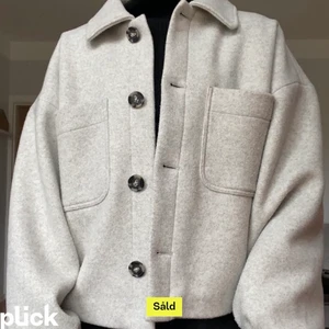 Kort kappa - Säljer en kort kappa från Nakd. Den är i storlek 32 men sitter perfekt på mig som brukar ha S. LÅNADE BILDER💗skriv privat för frågor. DIREKT PRIS 430kr+frakt
