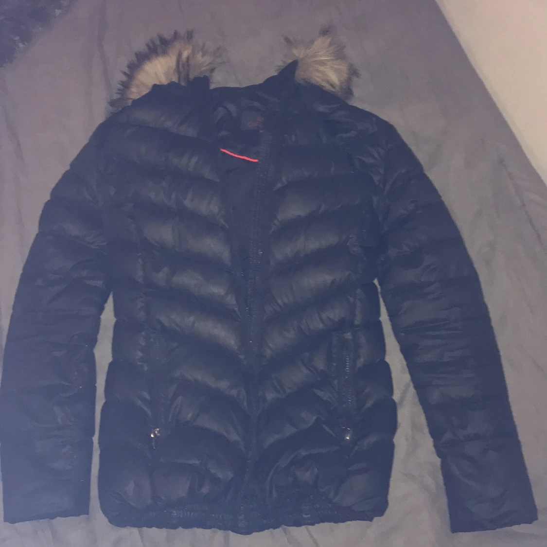 Det är en svart vinterjacka 