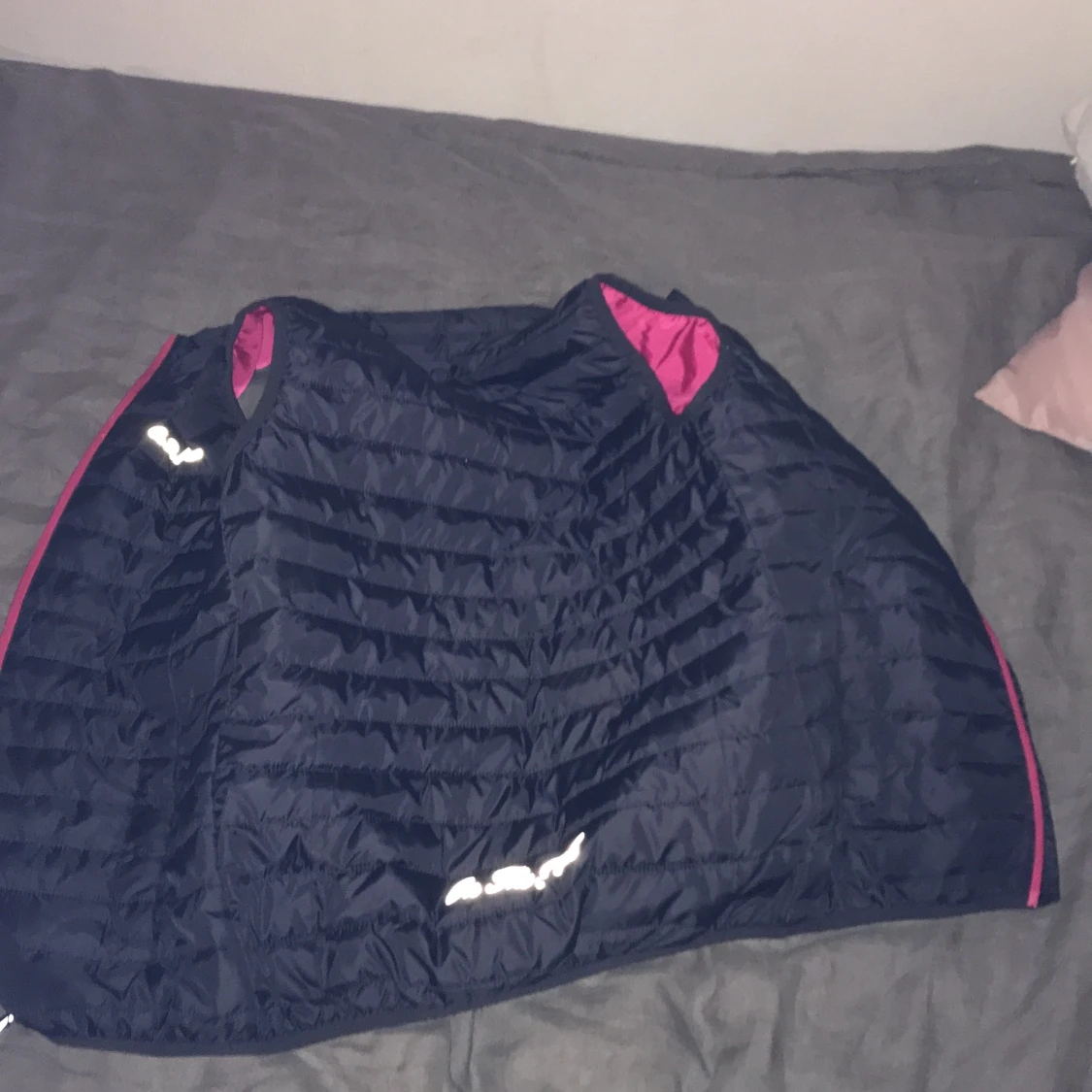 En mörk blå och rosa väst  - 91