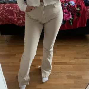 Zara  - Jätte fina Byxor ifrån zara med slits  säljer dessa på grund av för stor.  Har bara använt dem två gånger. Pris kan diskuteras 