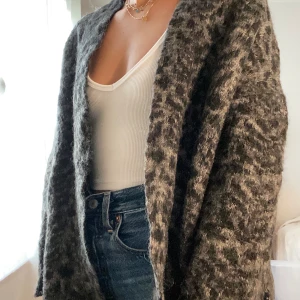 Mönstrad kofta - Passar storlek xs. Köparen står för frakt.