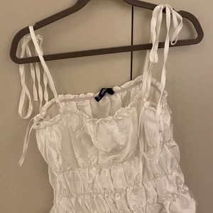 Shein topp  - Så fin vit glansig shein topp !!💓💓