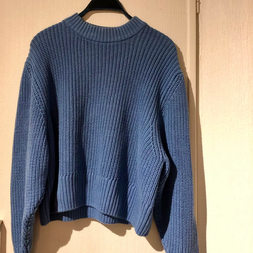 Stickad tröja från Monki, lite tjockare stickning. Jättefin  blå färg. Lite högre i halsen, passar bra till hösten/vintern. Använd ca 2 gånger. . Tröjor & Koftor.