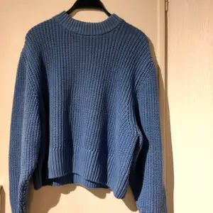 Stickad tröja från Monki, lite tjockare stickning. Jättefin  blå färg. Lite högre i halsen, passar bra till hösten/vintern. Använd ca 2 gånger. 