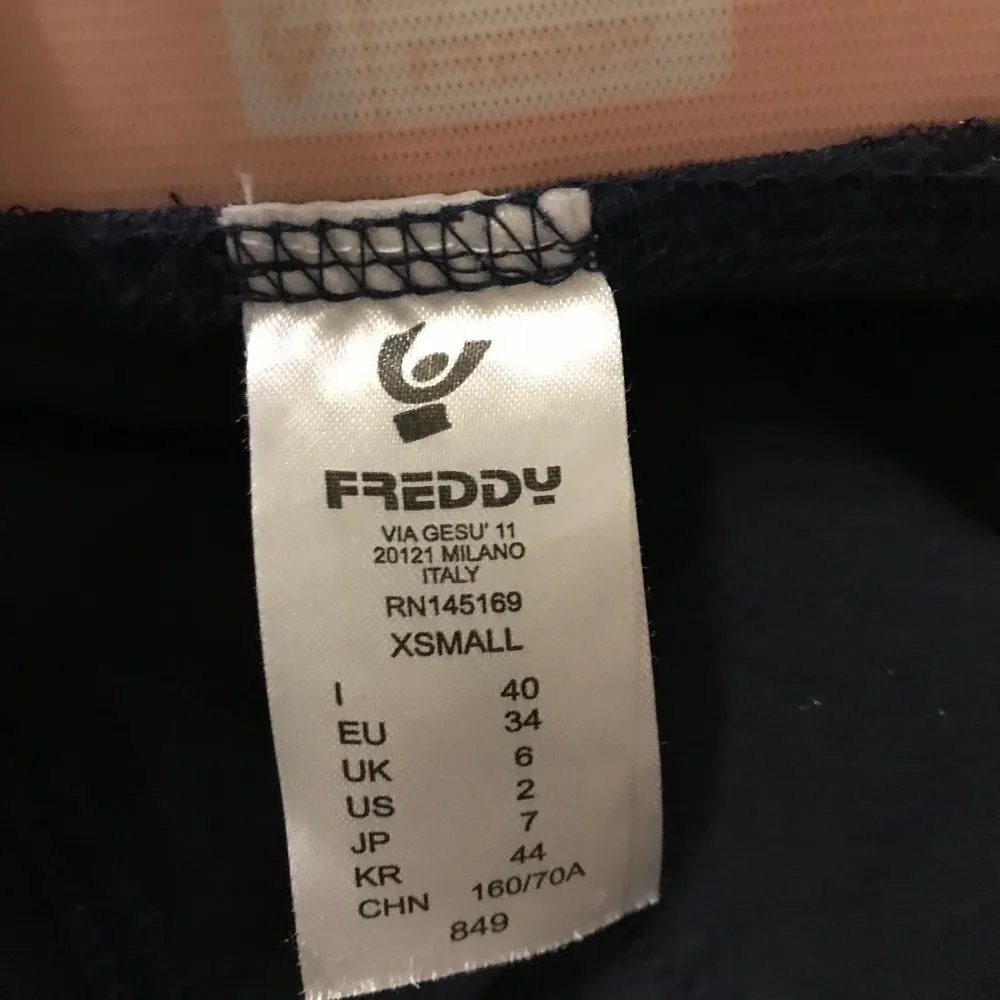 Ett par Freddy Tights i Strl XS. Använda Max 3 gånger super fint skick. Säljer dem just för att dem aldrig används. Jeans & Byxor.