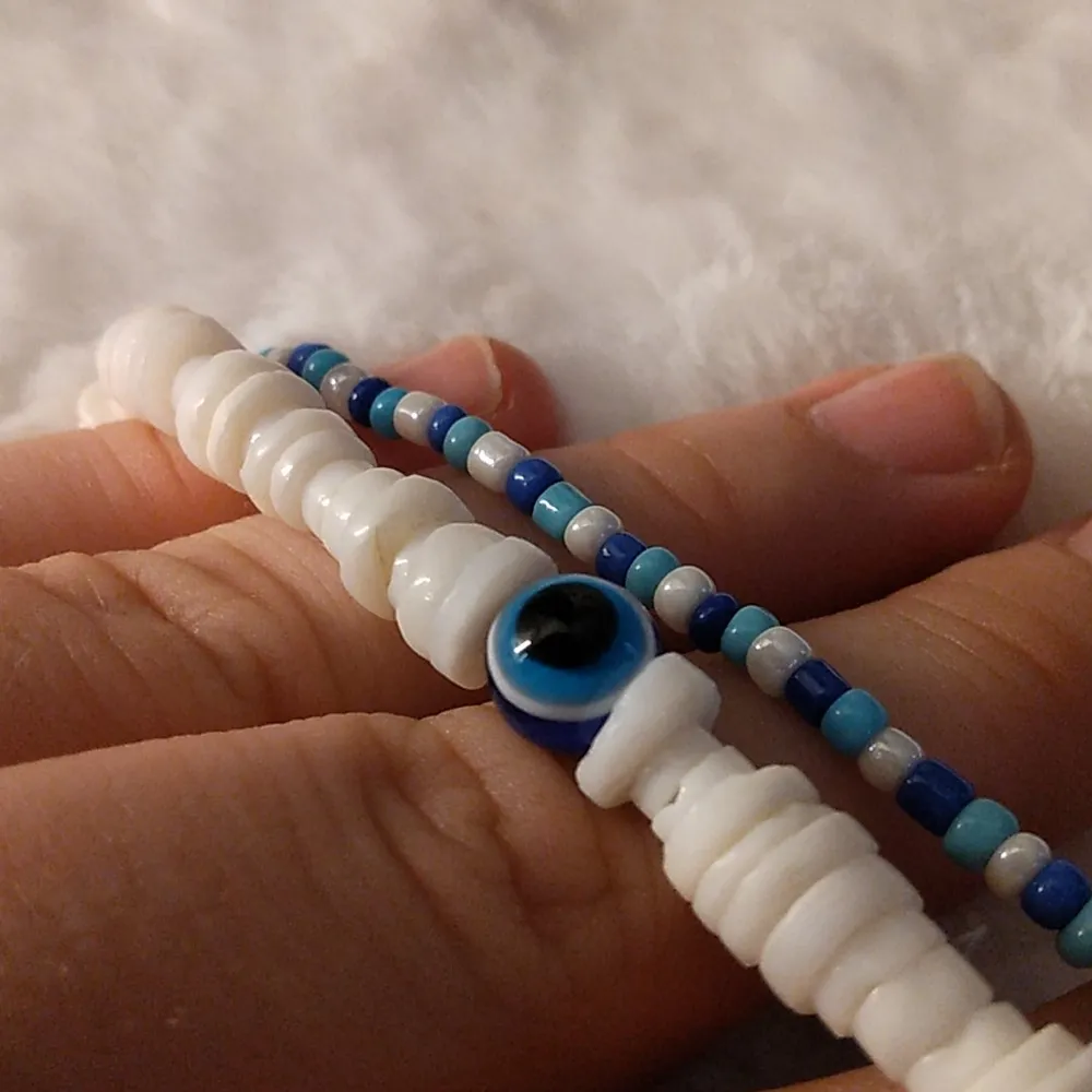 Detta är två armband med buddhistiska känslor i färgen blå, tråden e stretch och passar de flesta. Accessoarer.