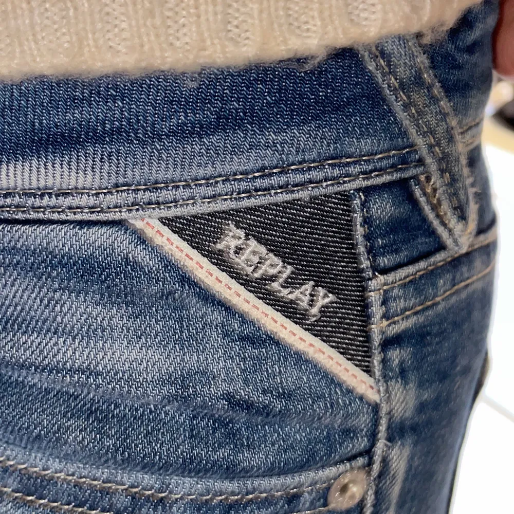 Fina och supersköna jeans från märket Replay, säljes pga för små. Funkar att ha båda långa eller uppvikt ner till (syns lite på bildera). Nypris typ 1700, säljer för 220 plus frakt. Storlek 25w 30L, hör av er vid frågor💗 . Jeans & Byxor.
