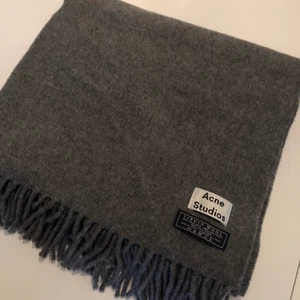 Acne halsduk - Helt ny stor halsduk från Acne utan tags kvar. Säljer då den aldrig kommit till användning!