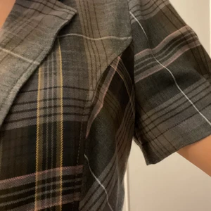 Kortärmad kavaj med puffärm🤎 - Kortärmad och kort kavaj med puffärm i tunn kvalite, köpt i en vintage butik🤎 (storlek 40 men skulle säga att den är mer som en 38)