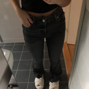 Jeans - Avklippta jeans från zara, höga i midjan!