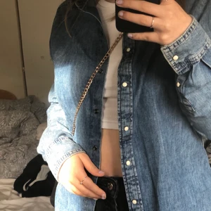 Oversized jeans skjorta  - Hej, jag säljer denna lite oversized jeans skjortan pg av att den inte kommit till användning 💗 Den är helt oanvänd, bara testad! Köparen står för frakten! Skriv gärna om ni är intresserade 💗