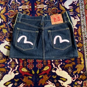 Evisu kjol  - Så kattig mini skirt från evisu som tyvärr inte går på mig längre :( äkta och har köpt den dyrt 