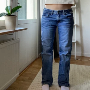 Lågmidjade jeans - Säljer mina absoluta favorit jeans!! Lågmidjade, märket är pepe jeans! Köpta på zalando för 999kr, slutsålda! Jag är 161 cm, har storleken 27/30 i dessa💕 Kan mötas upp i stockholm annars står köparen för fraken