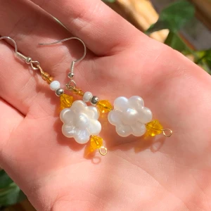 Blommiga örhängen❤️ - Pärlor!