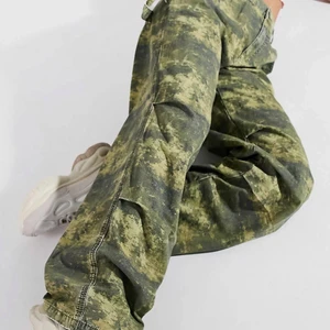 Skitnsygga camobyxor - Camobyxor med raka ben (går precis över skorna på mig som är 170) aldrig använda!
