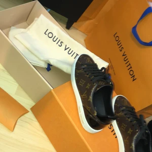 Louis Vuitton skor  - Använt 2 gånger alltså i bra skick, storlek 36 men passar dig som har 37 eftersom det är stora i storleken. Extra snörren tillkommer. Boxen fodralet påsen tillkommer oxå med. Priset kan diskuteras men säljer det helst för 4500kr eftersom jag inte använt dem. 