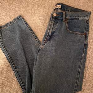 Blåa jeans från Pull & Bear. Är i storlek 38. Sitter ganska lågmidjat. Dessa är använda ett fåtal gånger och därmed i gott skick. Kontakta mig vid frågor eller intresse. Köparen står för frakt.🤍