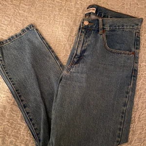 Jeans blå - Blåa jeans från Pull & Bear. Är i storlek 38. Sitter ganska lågmidjat. Dessa är använda ett fåtal gånger och därmed i gott skick. Kontakta mig vid frågor eller intresse. Köparen står för frakt.🤍