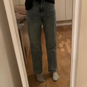 Jeans  152 cl - Blåa jeans, raka. är för korta för mig tyvärr. super snygga och sköna. Köpte 2021 mars ungäfär. Nypris 400. 