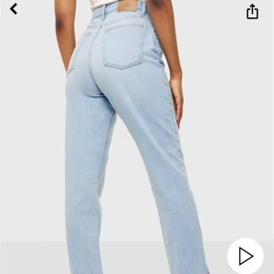 Högmidjade jeans med slits - Aldrig använda endast provade. Ljusblåa strl 40. Säljes pga dem var för stora. Nypris: 599:- mitt pris 459:-
