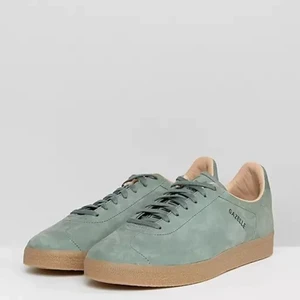 Gröna adidas Gazelle, storlek 36 2/3 - Fina sneakers från Adidas, modell Gazelle. Använda 2 gånger, väldigt fint skick. Färgen är som den första bilden, gjorde sig inte rättvisa på bild. Storlek 36 2/3, perfekt på mig som annars har 37.